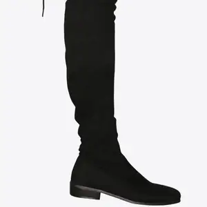 Säljer dessa over knee boots i mocca eftersom de inte kommer till användning. Endast använda en gång så därför i mycket fint skick! Knytning längre upp(syns på andra bilden) 