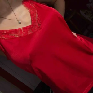  - Supersnygg spetstopp i sidenmaterial, nyskick! Strl XS 😊