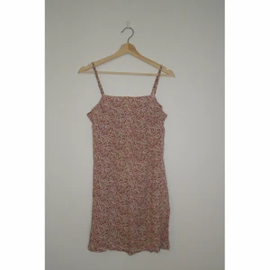 Blommig klänning  - Världens sötaste blommiga klänning 