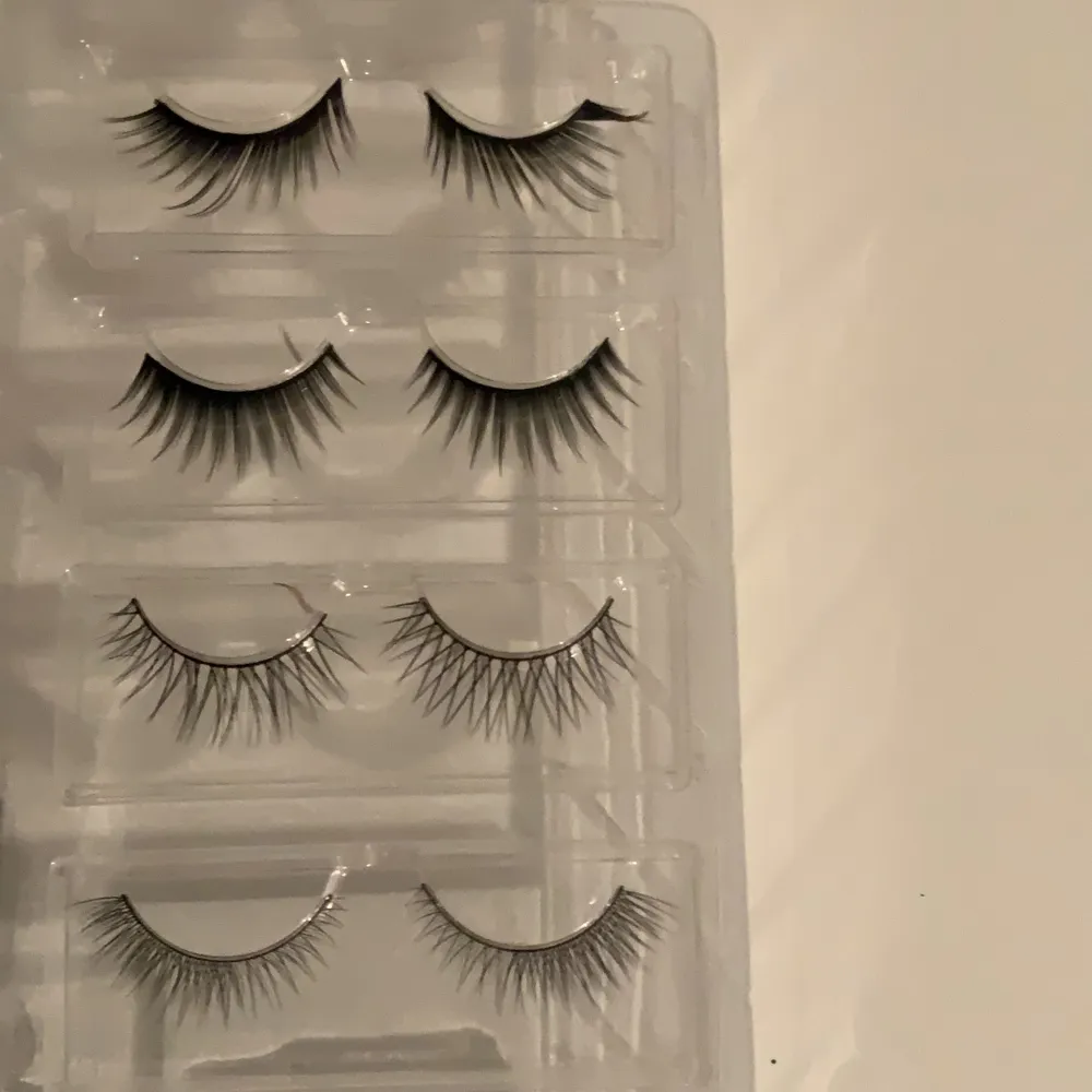 Säljer de här ögonfransarna från kicks har aldrig använt de pga av att jag har så många andra, säljer 1 för 10kr och alla fyra för 35kr! Om du vill köpa ett EYELASH GLUE så kostar det 5kr extra (ögonfransarna har redan lim på sig) . Accessoarer.