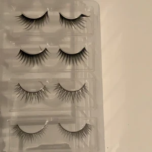 Ögonfransar - Säljer de här ögonfransarna från kicks har aldrig använt de pga av att jag har så många andra, säljer 1 för 10kr och alla fyra för 35kr! Om du vill köpa ett EYELASH GLUE så kostar det 5kr extra (ögonfransarna har redan lim på sig) 