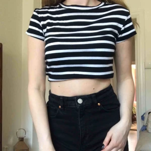  - Jättefin svart vit randig ribbad t-shirt från Lee. Kan mötas upp i Stockholm eller frakta. 