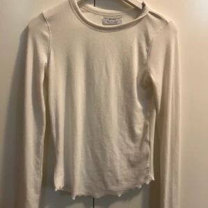 Oanvänd långärmad tröja. S - Vit tröja. Oanvänd. Storlek S. Passform tight. 