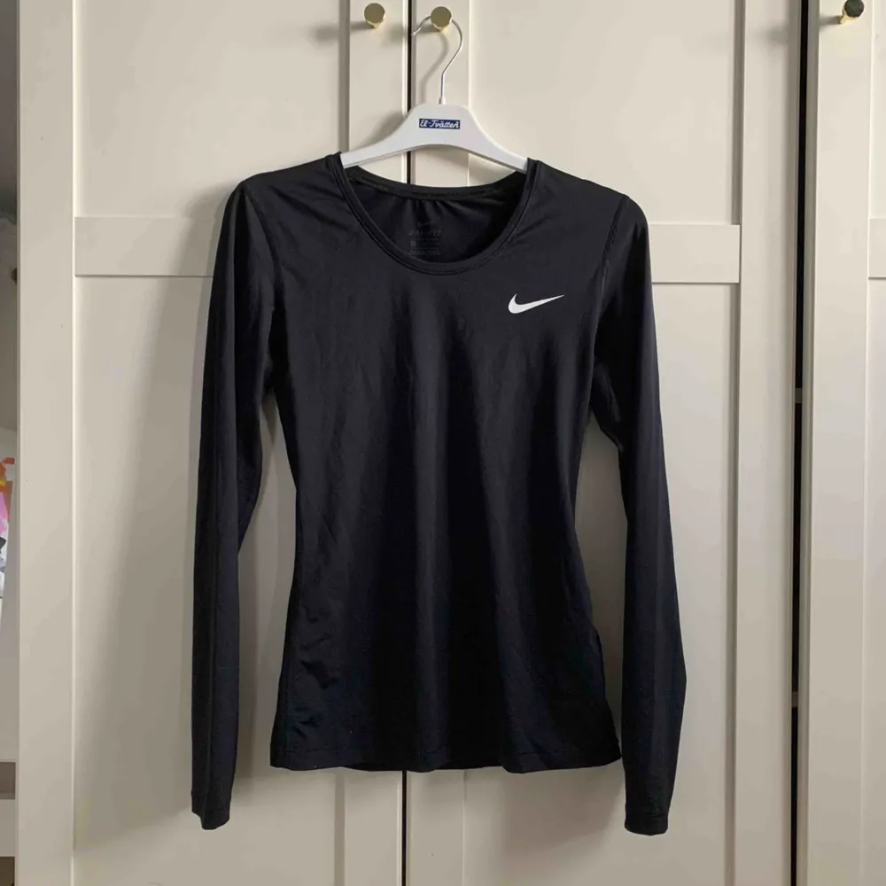 Långärmad träningströja från Nike 💞 Använd endast 2 ggr, frakt tillkommer 33 kr 💞. Hoodies.