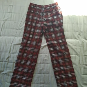 Rutiga vintage byxor  - I ett använt skick så passar de som föredrar en punkig look. Står L på lappen men tror det passar bättre på en S-M :)