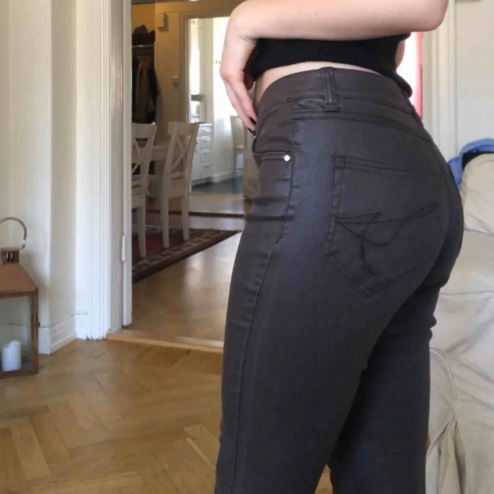 Säljer ett par skitsnygga vaxade bruna byxor som tyvärr har blivit för små för mig. Kan mötas upp i Stockholm eller frakta!. Jeans & Byxor.