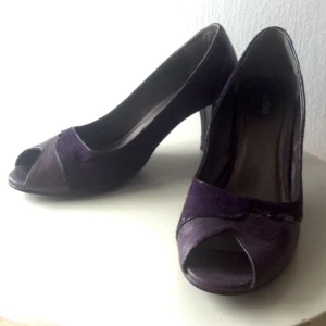  - Underbart lila klackar med öppen tå! Fina detaljer i fram, se bild. Klack ca 5 cm. Mkt bra skick.