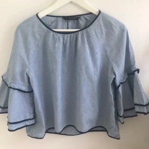 Volangblus från zara  - Sommartröja i helt nyskick! 