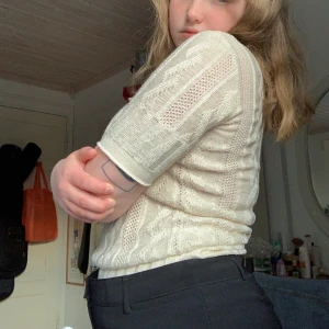 Vintage stickad blus! - Gräddvit och stickad blus, jättefin vintage! Storlek M men passar även L. Fri frakt!