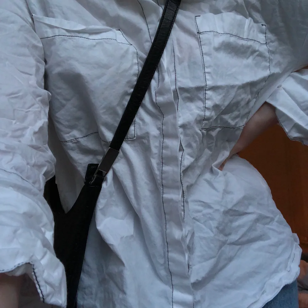 En enkel vit skjorta från zara med svarta kontrastsömmar, passar till allt! Om du bor i göteborgstrakten möts jag gärna upp, annars står köparen för frakten:)). Skjortor.
