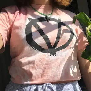  T-shirt med tryck som jag färgade rosa själv för jättelängesen 🌞