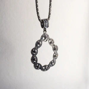 Halsband  - Halsband som jag köpte i Kroatien. Skriv till mig vid intresse eller om du har några frågor☀️ Fraktkostnad tillkommer! 