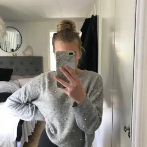 Stickad tröja - Sval och skön stickad tröja med pärlor. Säljer på grund av att den tyvärr aldrig kommer till användning. Köparen står för eventuell frakt📦