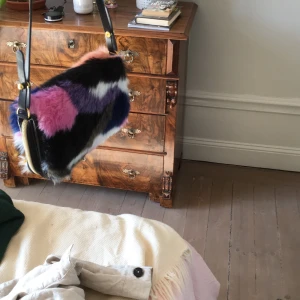 Fin väska ifrån mobil nypris var 200 💗 - Söt liten väska ifrån mobil med fuskpäls💗