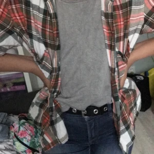 Skjorta  - Säljer denna röd rutiga skjortan från gina. Köpare står för frakt, tar endast swish 🚚🛍