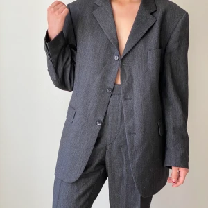 Grå vintage kostym -  Grå kostym  / Köpt second hand   / Saknar storlek: Jag är en medium eller 38 och 174 cm / Skickar gärna!