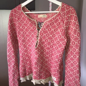 Odd Molly kofta - Tröja/kofta från odd Molly, fina detaljer armar och kanter. Fint knyte i ryggen, jätte bra skick, storlek 1 skulle säga typ S, nypris ca 1500kr