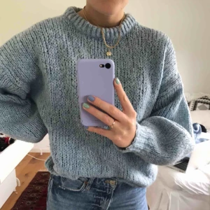  - Säljer min gosiga stickade tröja ifrån chiquelle! Jättefin ljusblå färg❤️ är i storlek onesize, jag har vanligtvis S men passar verkligen alla storleker⚡️✨ frakt tillkommer. Skriv för fler bilder eller frågor 🥂