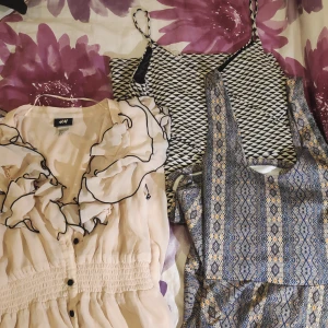 Klädpaket - Klänninggar storlek S-M från H&M, pull&bear, LaClass och 2ND DAY, I jätte fin skick, Sweatshirt from Smiley köpt i Dubai, 2 tröjor och 1 linne. Paket pris 300kr +frakt. Går att självklart att köpa separat 😊 skriv för fler bilder eller information. 💕