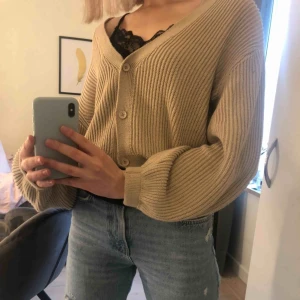  - Super söt cardigan från Nakd. 💛💛 Nypris 399kr! Inga defekter, så skulle säga att den är i nyskick. Samma som på tredje bilden fast i beige. 💜🤛🏻