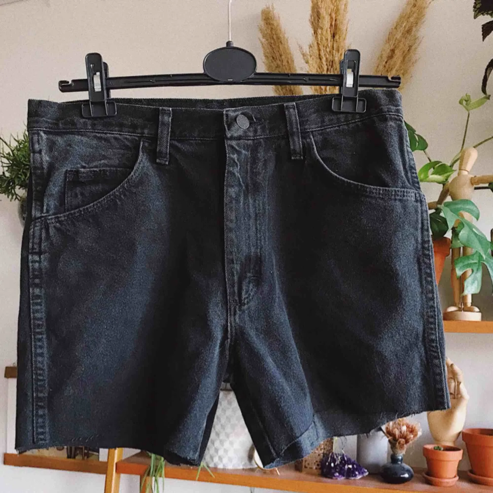 Avklippta svarta vintage jeansshorts, aldrig använda av mig. Köparen står för frakt, kan eventuellt mötas upp i Stockholm också!. Shorts.