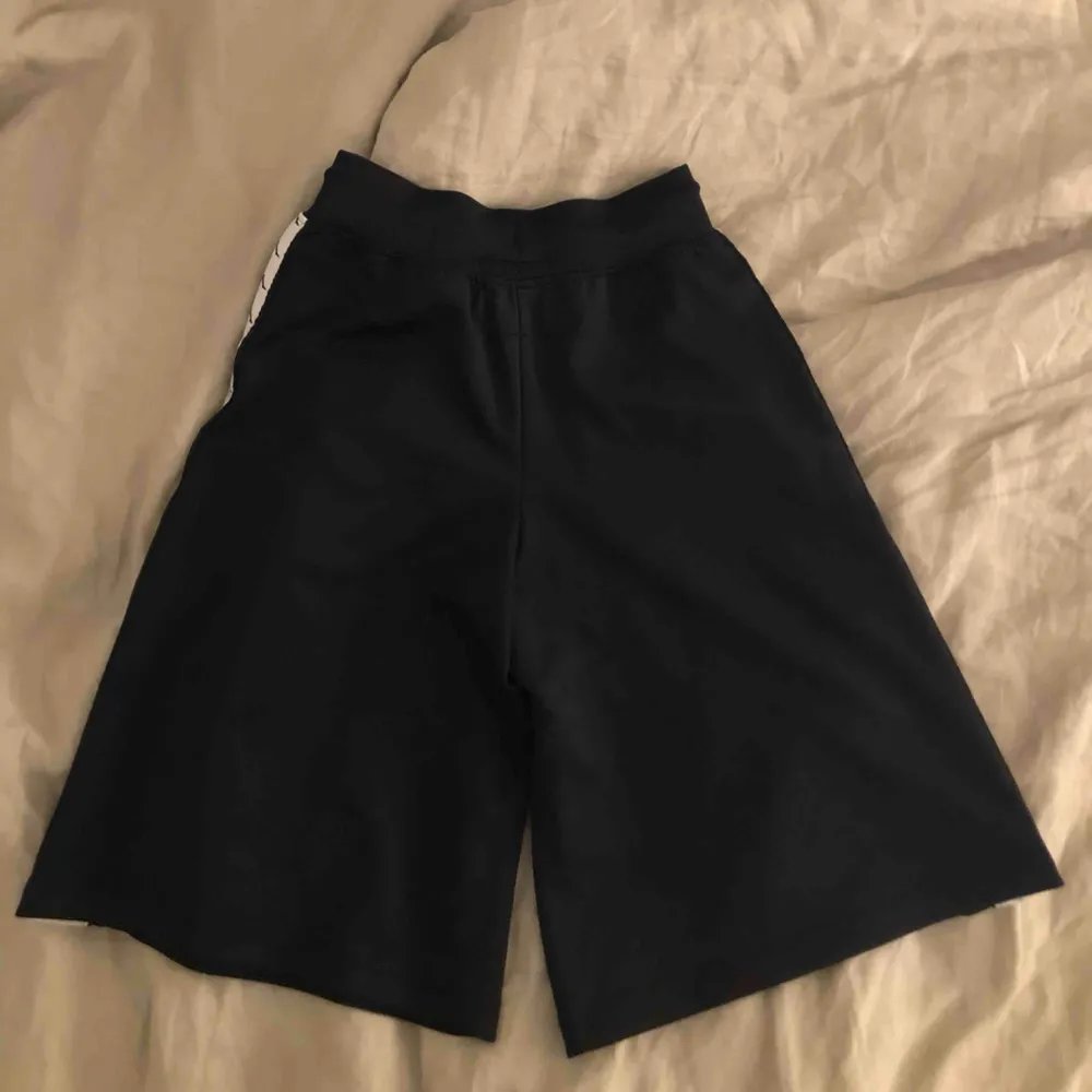 Stora shorts från Kappa. Storlek S. Säljer för 100kr + Frakt. Shorts.