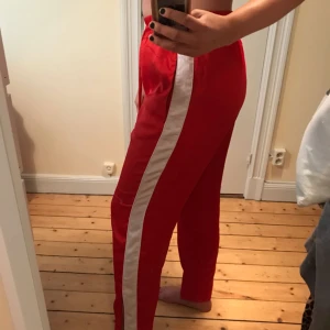  - Sjukt snygga byxor från Monki, i ”siden-imitation”. Funkar både till fest och till vardags, säljs pga används för sällan. Dragkejda finns vid vaderna, om man vill ha dom mer vida eller tighta.
