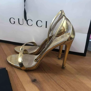  - Guldiga stilett klackar! Superfina köpta second hand men tyvärr är de något för stora. Välanvända men fint skick. 