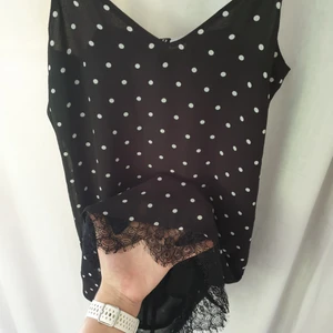  - SÅ gullig prickig klänning. Med spets längst ned. Tunn underklänning. Köpte utan och pröva i hopp om att den skulle va stor i storleken, men nix, passar en XS och kanske även S⭐ frakt på 25 tillkommer 