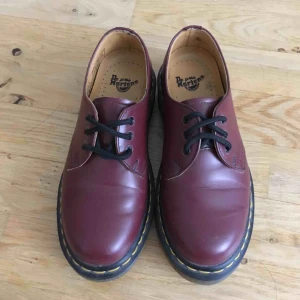  - Oanvända låga Doc Martins. Vinröd med gul söm och ljus sula.   Fick skorna i present och säljer vidare pga för små.   Köparen betalar frakt eller möter upp i Malmö.   Köparen 