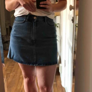  - Jeanskjol från Monki. Perfekt kvalité, fin passform🥰köpare står för frakt