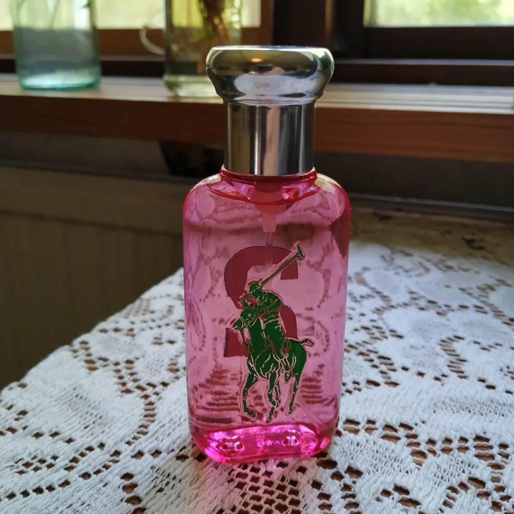 Ralph Lauren Big Pony Women 2, parfym 50 ml.🌺 I princip oanvänd, endast testad några gånger. Bjuder på frakten!   Billigaste nypris vad jag kan se är 400kr.. Övrigt.