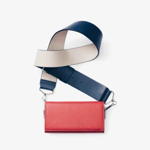  - Liten väska från Carin Wester med breda axelband. Helt ny och oanvänd!🌹