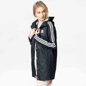  - Säljer min Adidas regnjacka i storlek L. Jag själv är en medium/small men har använt den som oversized jacka. Bra skick utom att adidas texten på sidan har gått bort lite därför de billiga priset 😄  Köptes förra året för 999kr från Zalando.  
