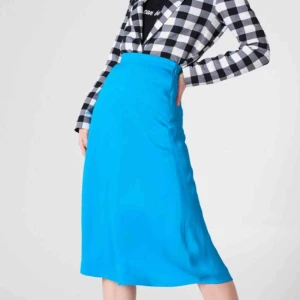  - Tjena! Jag säljer nu en jättefin turkos kjol från NAKD. Den är helt oanvänd med tags kvar. Jag är själv en 36 i storlek men den passar mig ändå bra. Kanske lite liten vid midjan! Har du frågor är de bara o ställa de!!