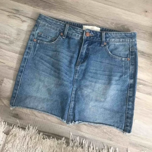  - Superfin jeanskjol från pieces! Har dock blivit för liten för mig men annars i väldigt fint skick! Betalning sker via swish och köparen står för frakten på 36:-💕