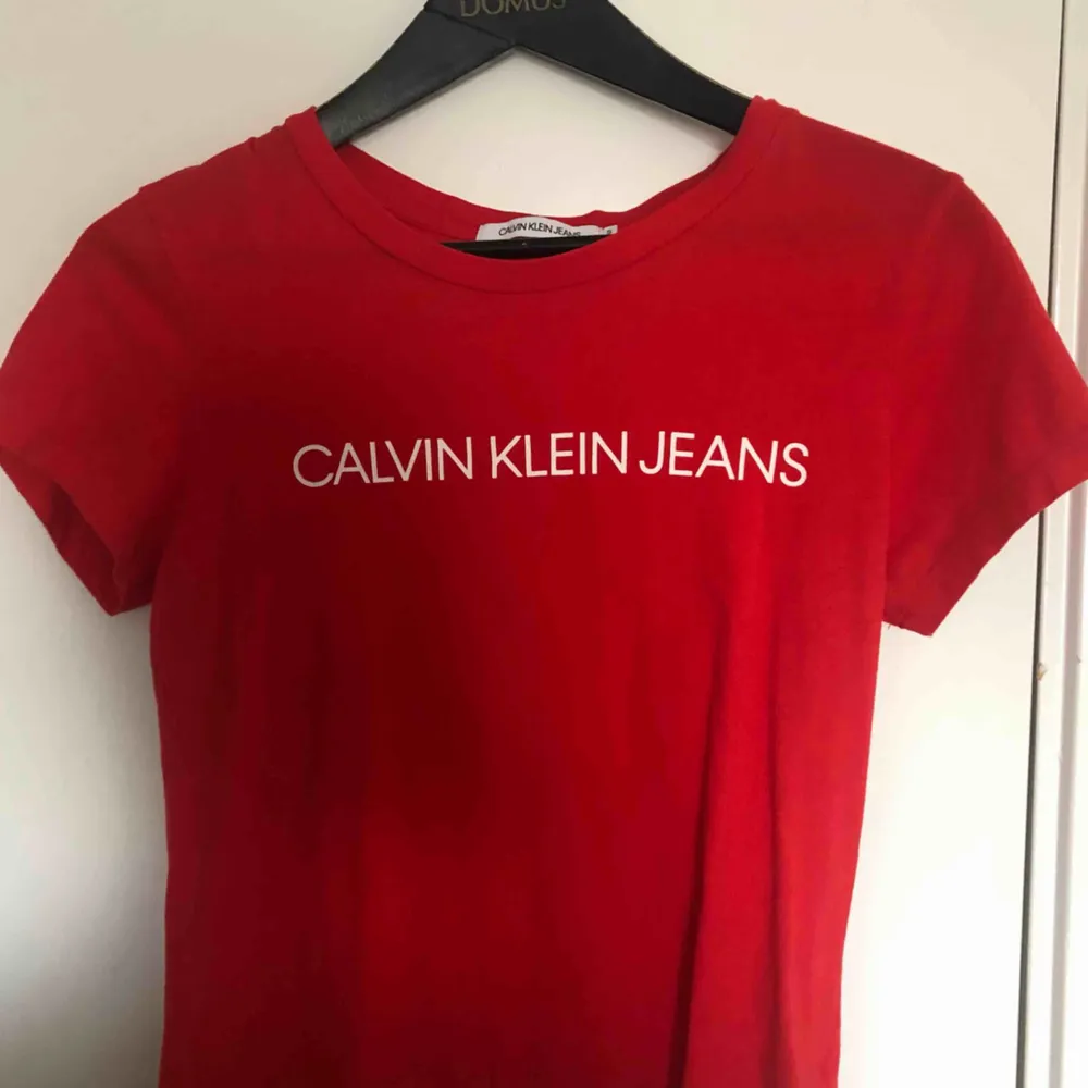 Knappt använd Calvin Klein T-shirt.. T-shirts.