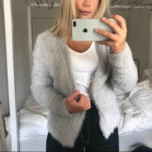  - En super mysig kofta från bikbok stl M men jag som har S funkar den bra påå💗 Möter upp i Sthlm samt fraktar men då står köparen för frakten🥰