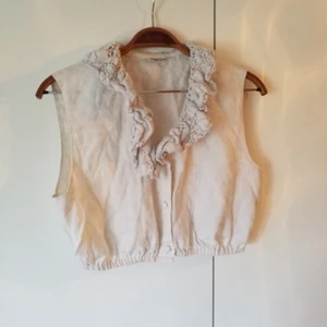  - Jättefin kort vintageblus med virkad krage, passar olika storlekar beroende på hur man vill ha den 