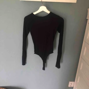 - Långärmad svart body med öppen rygg från bik bok, lite fläck på ryggen men inget man tänker på 