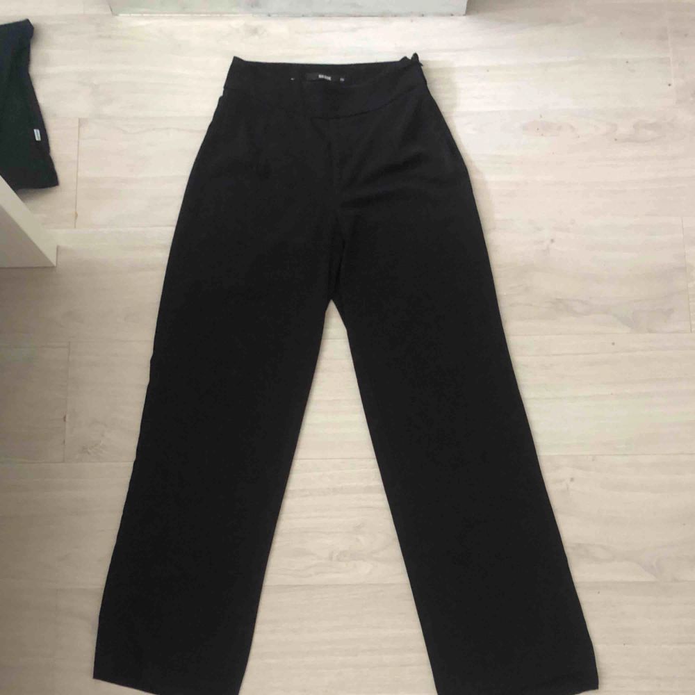 Svarta vida kostymbyxor från Bikbok i storlek XS (ganska stora i storleken)  Betalning via swish och frakt ingår.. Jeans & Byxor.
