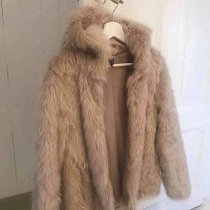  - Mysig jacka med luva, perfekt till hösten! 