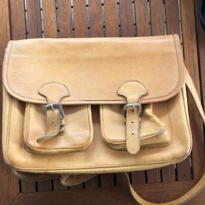  - Bortskänkes mot fraktavgift eller upphämtas i Örebro city alt utanför arboga! Gul/ljusbrun gammal portfölj (typ?), bortskänkes eftersom jag inte är i behov av den. 