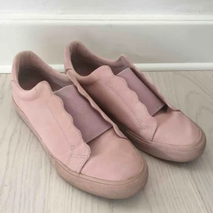  - Rosa sneakers från Asos. 
