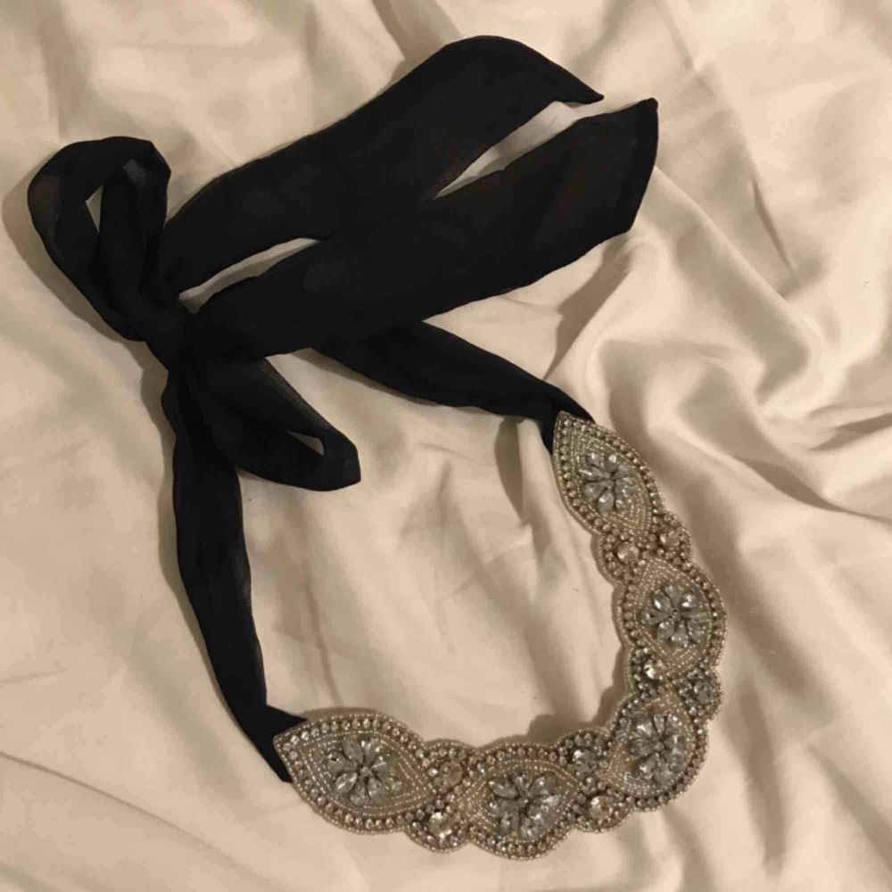 Only worn once to the vintage event, this gorgeous necklace is made of leather on the bottom, metal holding stones and fine fabric straps to make a bow at the back. It’s a beautiful piece to complement an evening dress. Originally bought for 600 SEK.. Accessoarer.
