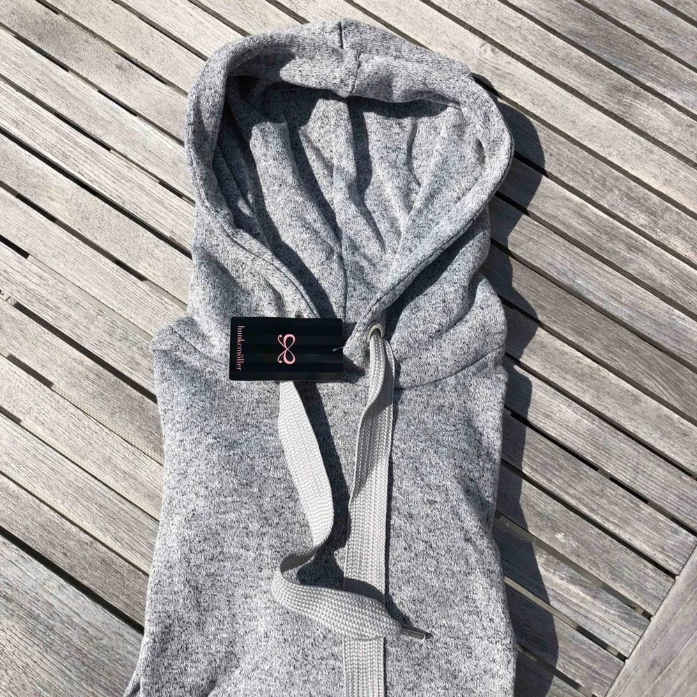 Helt ny hoodie från hunkemöller. Köpt för ett tag sedan men har tyvärr bara legat i garderoben. Den är lite kortare i modellen och tunnare än en vanlig hoddie. Den har även rynkade detaljer på ärmarna🥰. Hoodies.