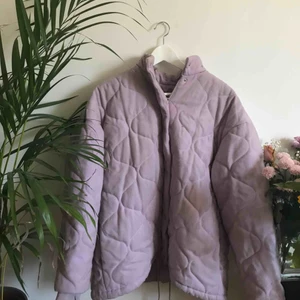  - Jättevarm snygg pastell lila vinterjacka! Från other stories! Den va rätt dyr, därav priset - hade aldrig sålt den om jag inte skulle flytta utomlands haha endast tillgänglig fram till 29 augusti  möts upp i Sthlm / står inte för frakt 