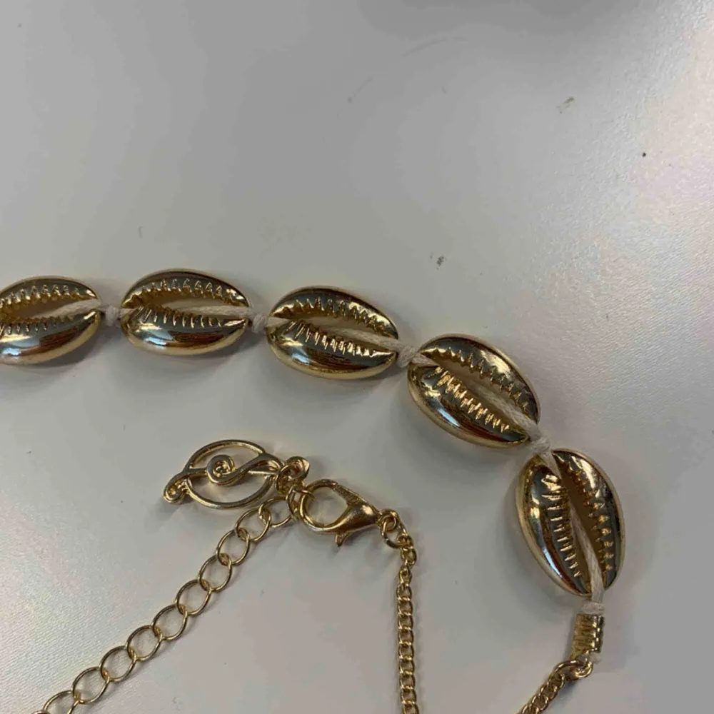 Säljer mitt guldiga snäckhalsband, köpt i Spanien, använt 1 gång, kan frakta men du får betala frakten själv (63kr), annars möts jag upp i Stockholm, betalning sker via swish. Accessoarer.