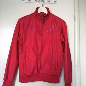  - Ursnygg, trendig trackjacket i superfint skick.   Passar strl S-M. XS om man vill ha den oversized. 