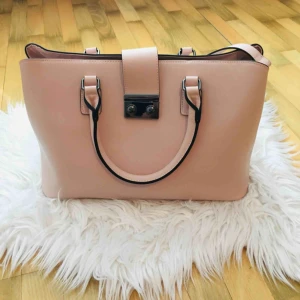  - Snygg ljusrosa väska, oanvänd